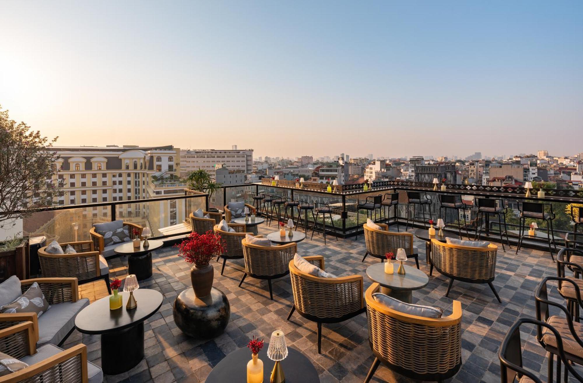 Grand Hotel Du Lac Hanoi Exterior photo Rooftop bar at the hotel