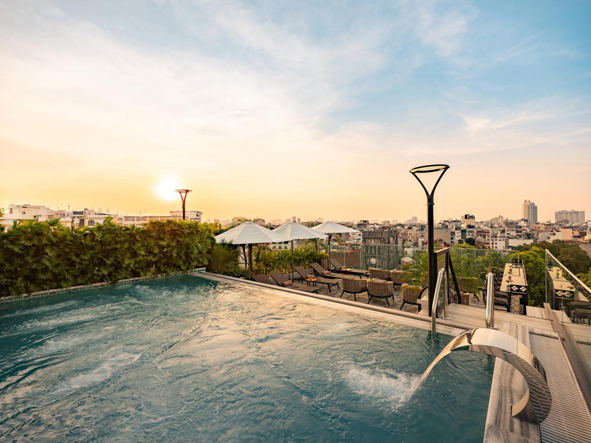 Grand Hotel Du Lac Hanoi Exterior photo Rooftop pool at the hotel